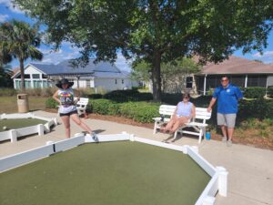 A woman in white shirt playing frisbee golf.
